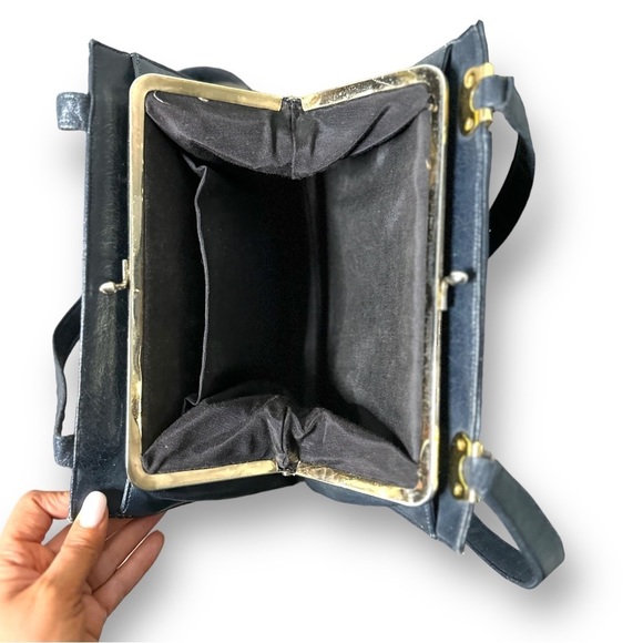 VINTAGE Black Leather Handbag with clip opening - Picture 2 of 6